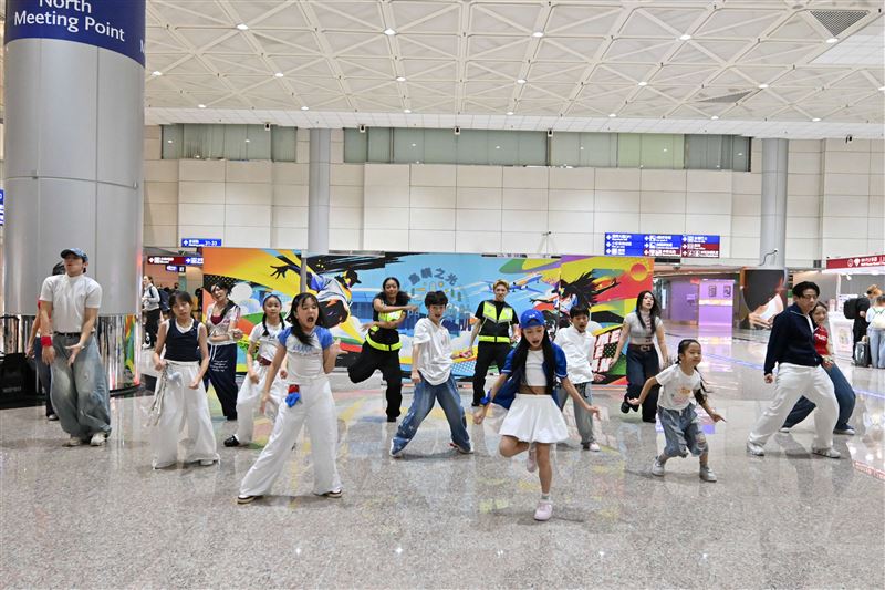 桃園機場雙十國慶「舞」力全開,霹靂舞國手與新世代舞者國門同台共舞。(圖/桃園機場提供)
