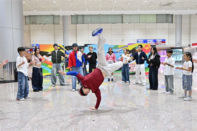 桃園機場雙十國慶「舞」力全開,霹靂舞國手與新世代舞者國門同台共舞。(圖/桃園機場提供)