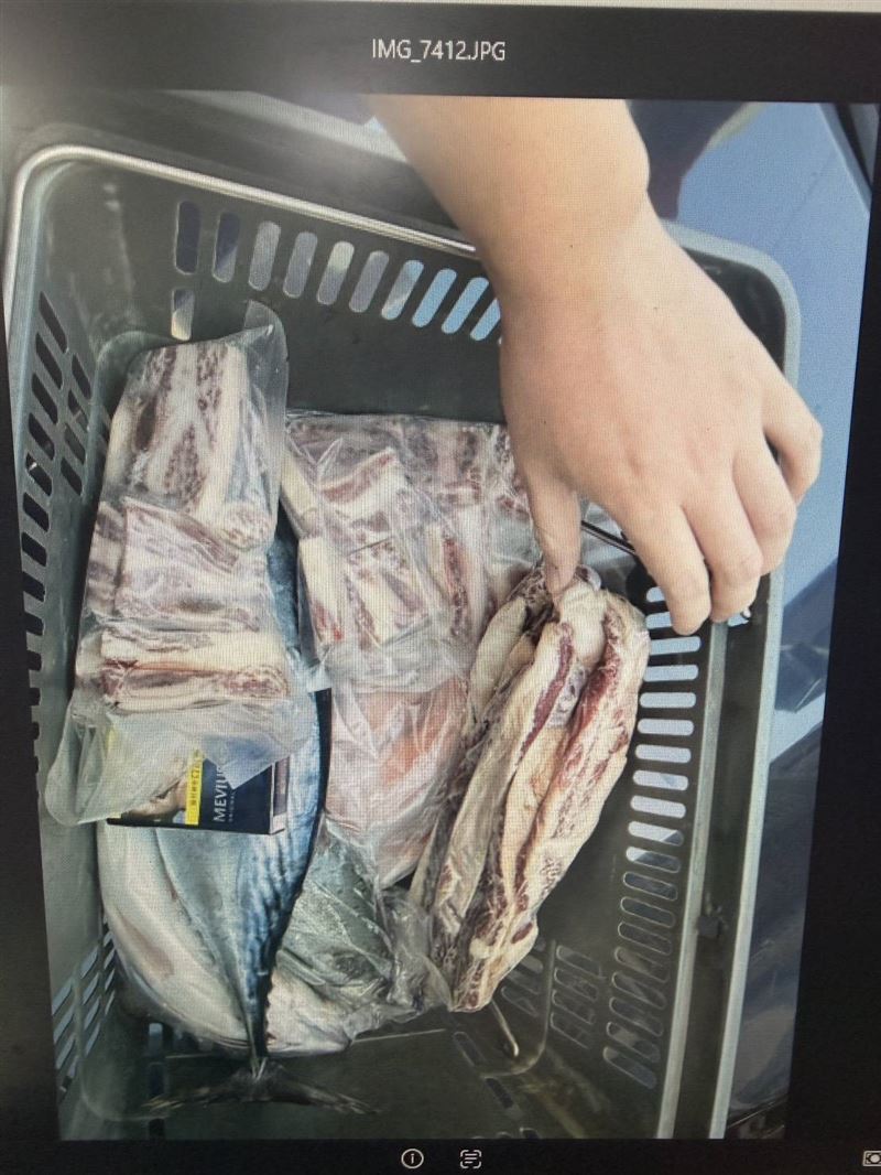 裴姓男子和女性同夥專偷高單價生鮮食品。(圖/翻攝畫面)
