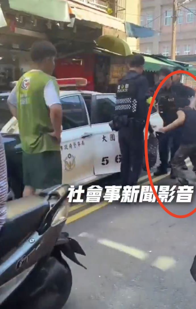 裴男被逮後假裝配合,最後「閃身步」想落跑。(圖/翻攝自《社會事新聞影音》)