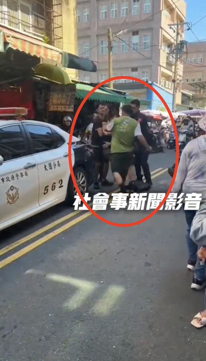 蔬果行老闆氣到狂揍,自己也被依法偵辦。(圖/翻攝自《社會事新聞影音》)