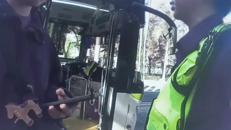 北市搭公車爆衝突！男肘擊司機、飲料亂倒