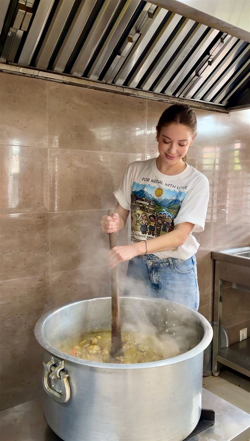 安妮在尼泊爾煮咖哩飯給大家吃。(伊林娛樂提供)
