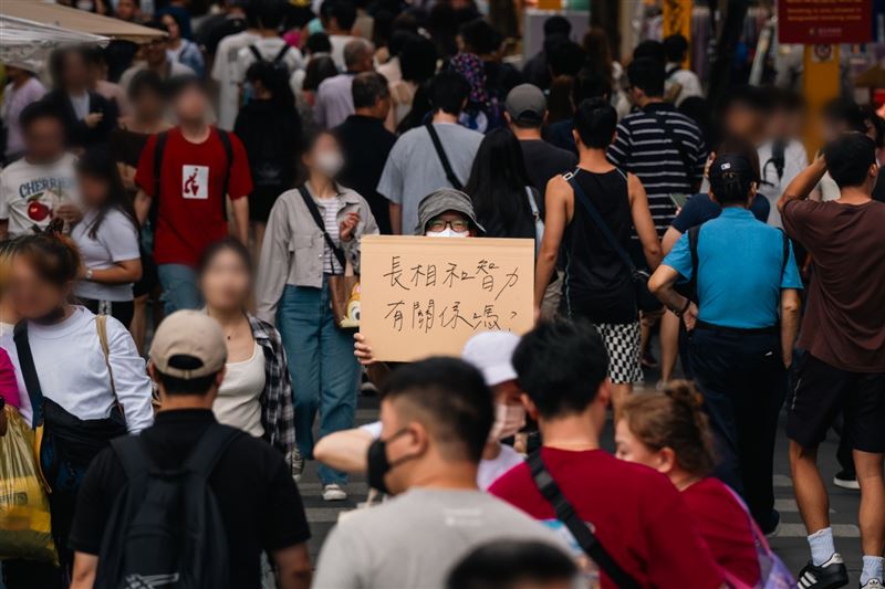 《看見改變》攝影展日前以街頭行動為展覽揭開序幕。（圖／羅慧夫顱顏基金會提供）