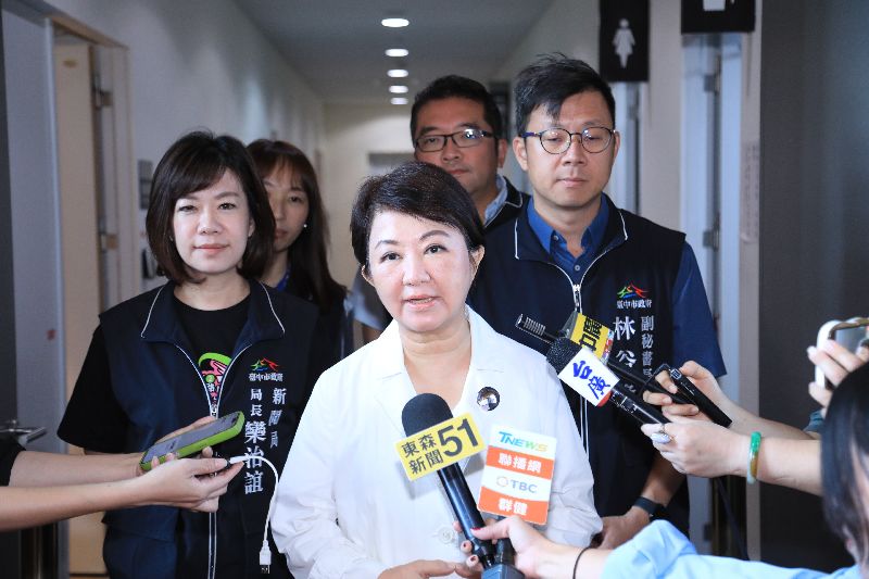 台中市長盧秀燕(前)12日接受媒體聯訪,談及台北市長蔣萬安選情,她表示,首都之戰重中之重,市議會總質詢結束後將到台北市輔選,並分享台中市遷建水湳機場的實際案例