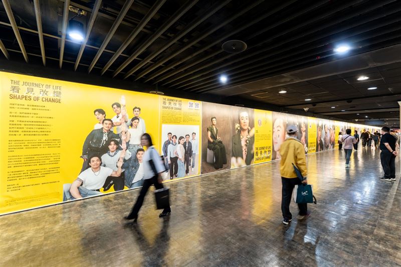 《看見改變》攝影展覽台北中山藝文廊，在人潮穿梭中慢下腳步看見改變的人生軌跡。（圖／羅慧夫顱顏基金會提供）