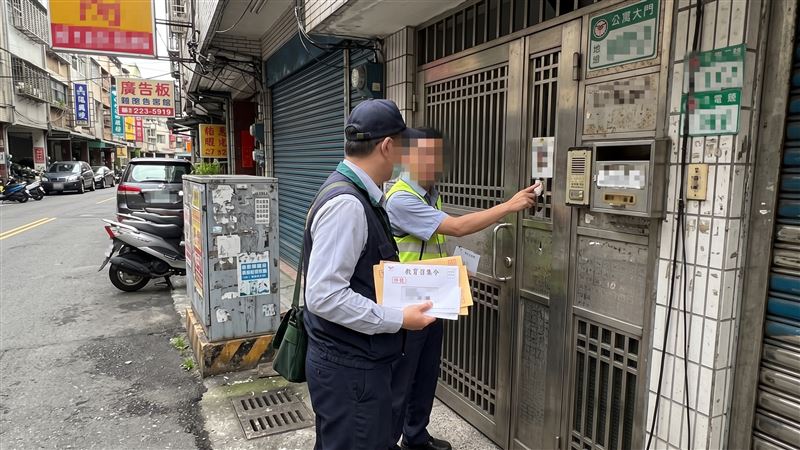 桃園市後備軍人賣掉房子後長達數年未遷出戶籍，導致教育召集令無法送達，被後備指揮部依法函送。（示意圖／AI製圖）