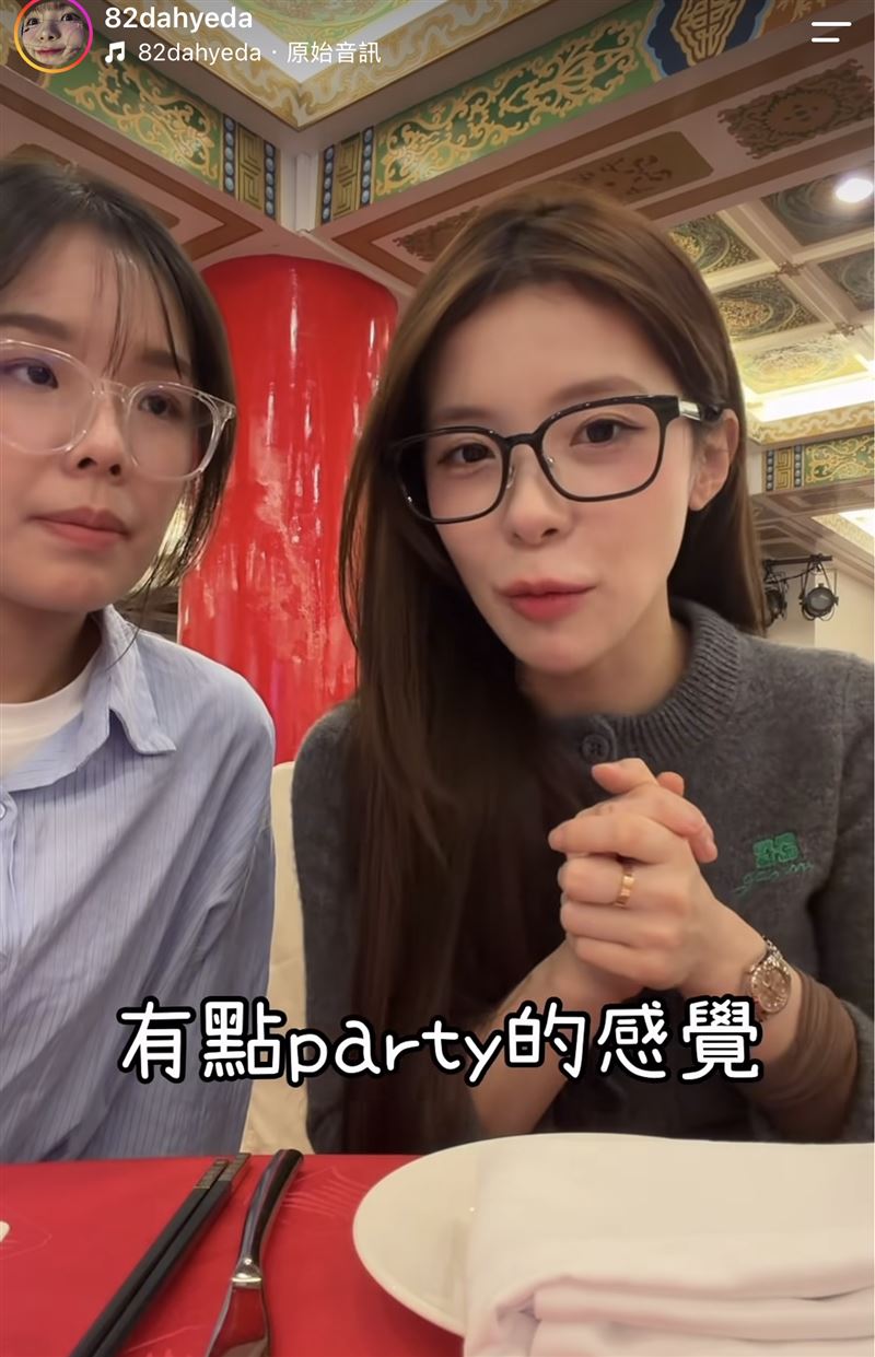 李多慧(右)形容台灣喜宴很像派對。(圖/翻攝自IG)