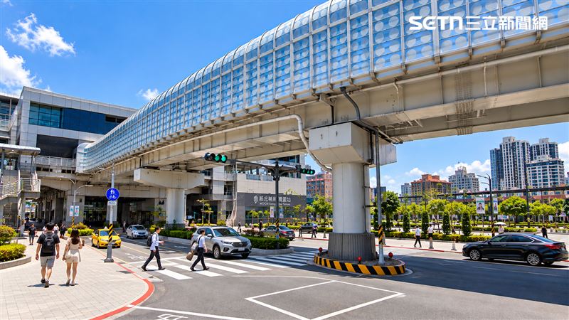 目前從板橋車站銜接新北環狀線，無論走空橋、地下道、平面，因為僅有一閘口，往中和、新店乘客都必須繞行轉乘，相當不便。（圖／記者陳韋帆攝影）