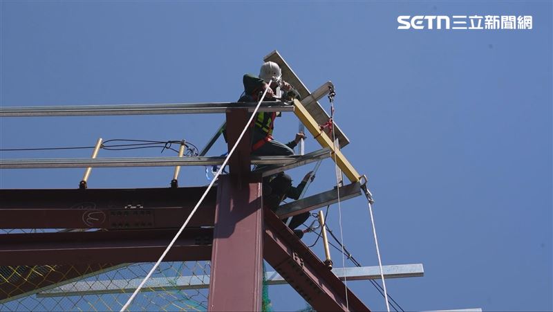 新北環狀線板橋站銜接東一門新增出入口工程今(12)日完成主體結構上梁，未來往中和、新店方向乘客轉乘環狀線可縮減7分鐘步行路程。（圖／新北捷運局提供）