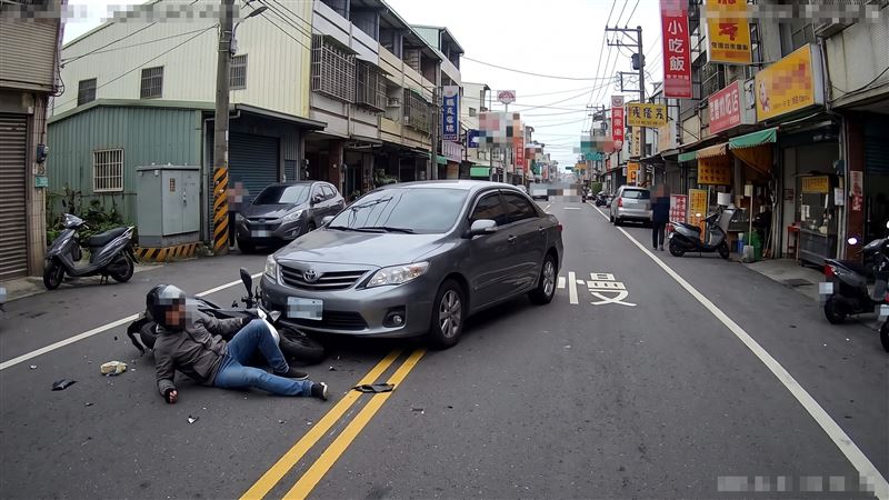 男子去年開車跨越雙黃線逆向肇事,把騎士撞傷倒地,竟肇事逃逸。(示意圖/AI製圖)