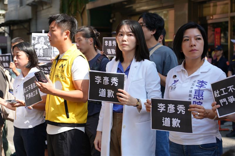 吳欣岱醫師怒批,中國國民黨可以為了一根甘蔗道歉七次,這次污名化社工,卻躲在拒馬後面,一句道歉都不願意說?(圖/翻攝自吳欣岱臉書)