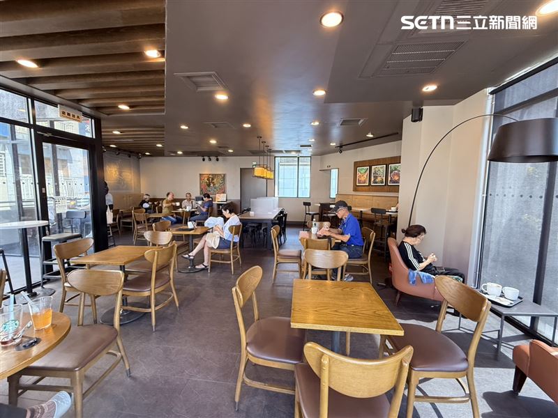 汐止車站附近星巴克週一中午店內用餐情況。（圖／民眾提供）