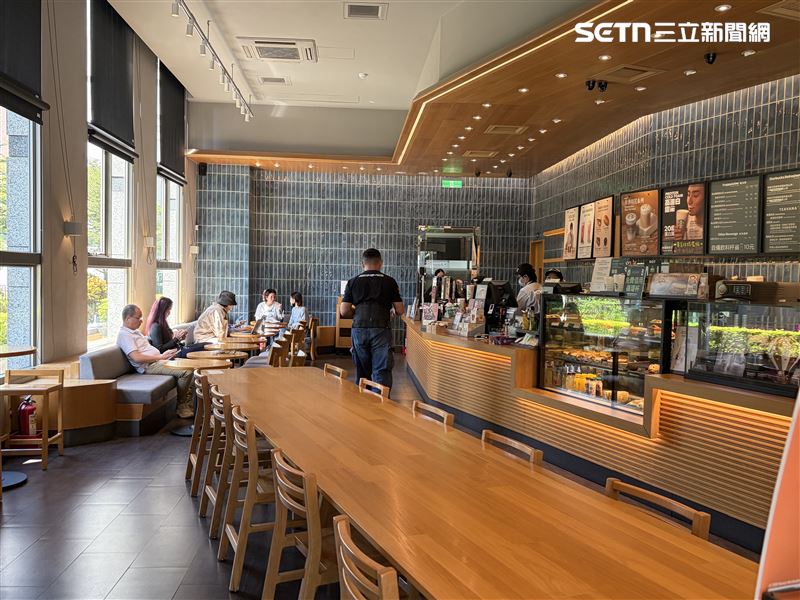 內湖某星巴克實際週一中午用餐時段店內客人狀況。（圖／民眾提供）