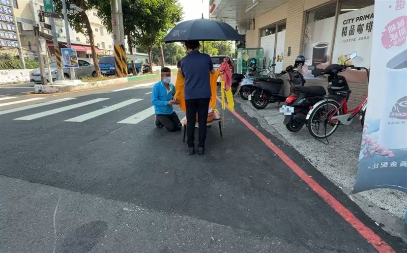 73歲女騎士在快到家前遭遇死劫。(圖／翻攝畫面)