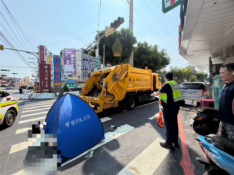 73歲婦人騎機車直行，遭一輛右轉的垃圾車撞倒、輾過當場死亡。(圖／翻攝畫面)