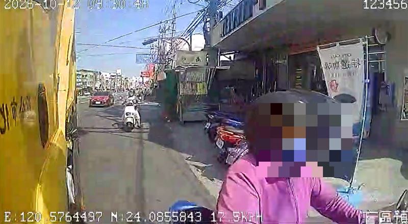 垃圾車在路口右轉疑似出現內輪差，撞倒直行的機車女騎士。(圖／翻攝畫面)