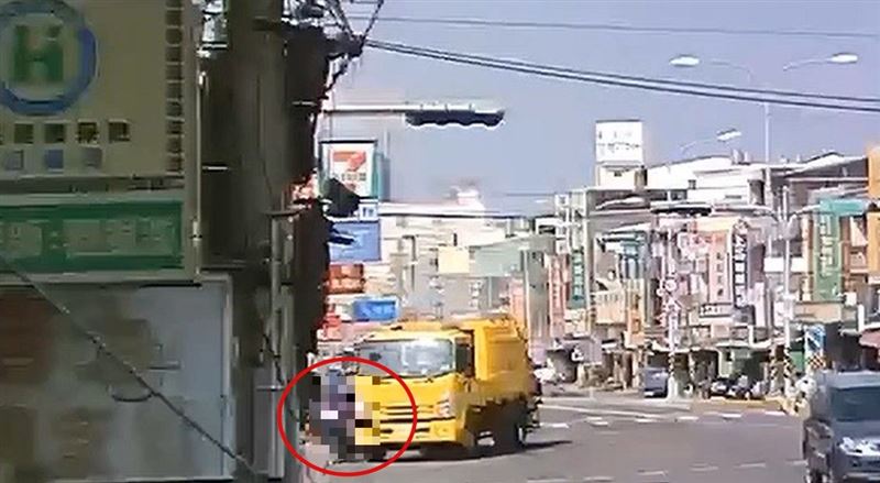 女騎士一路直行，車速緩慢，卻慘遭右轉的垃圾車撞倒輾過。(圖／翻攝畫面)