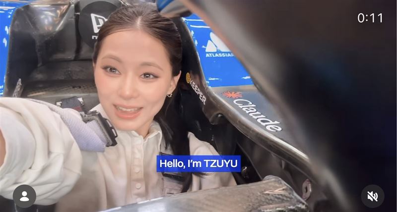 周子瑜體驗F1賽車。(圖/翻攝自IG)
