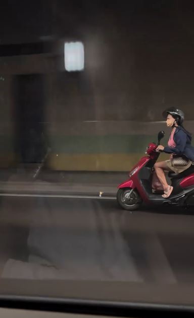 一輛機車竟闖入八卦山隧道狂飆，用路人傻眼錄影蒐證。（圖／翻攝自Threads @jozhi1031）