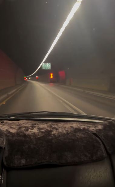 機車闖入八卦山隧道十分危險，容易引發後車為閃避導致追撞意外。（圖／翻攝自Threads @jozhi1031）