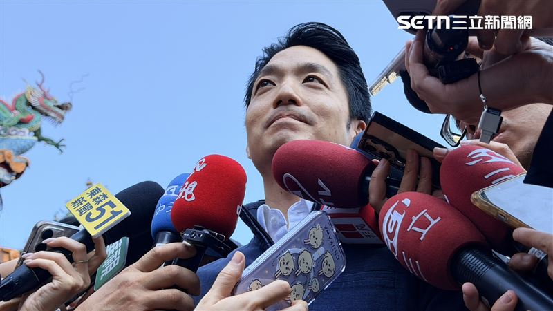 蔣萬安遭記者連番追問簽不簽辯論意向書(圖/記者陳思妤攝影)