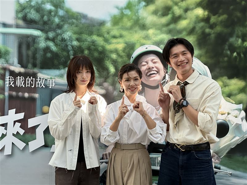 于子育(中)、蒲禾菲(左)與周健瑜(右)出席WeMo十週年品牌短劇宣傳活動。(圖/記者陳柏良攝影)