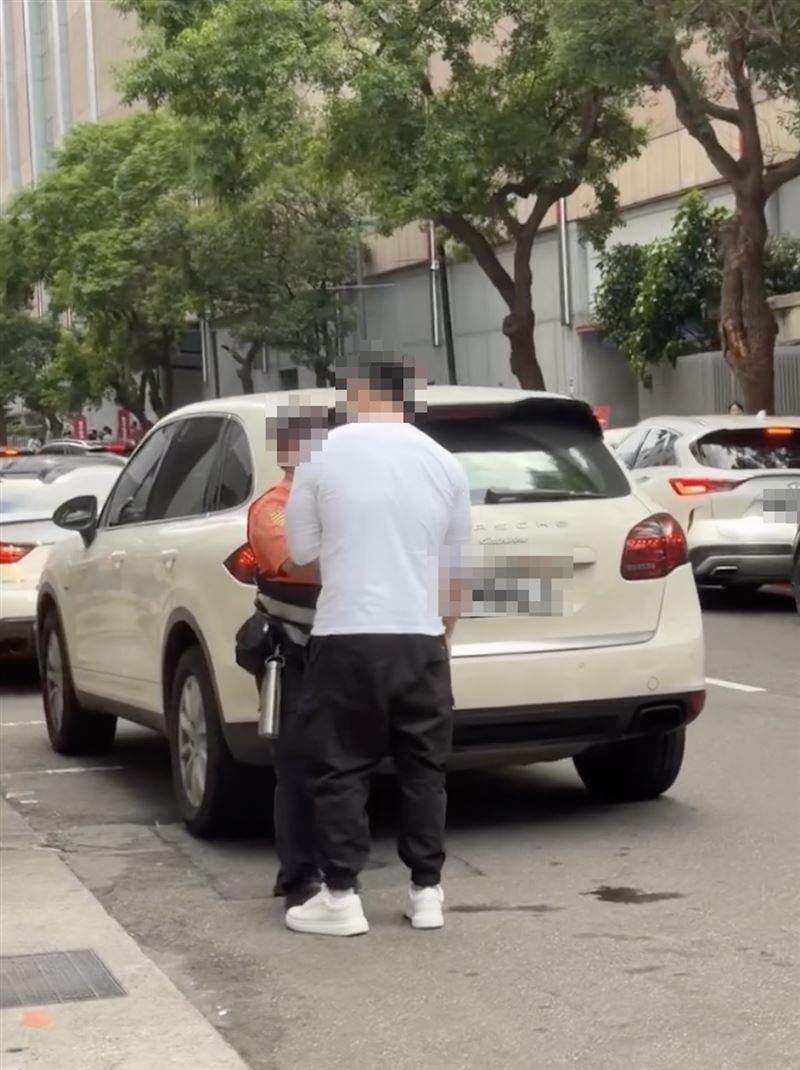 台北市信義區百貨商圈一名男子以及義交因指揮問題,雙方因而爆發衝突。(圖/翻攝自threads@l7kiipy__)