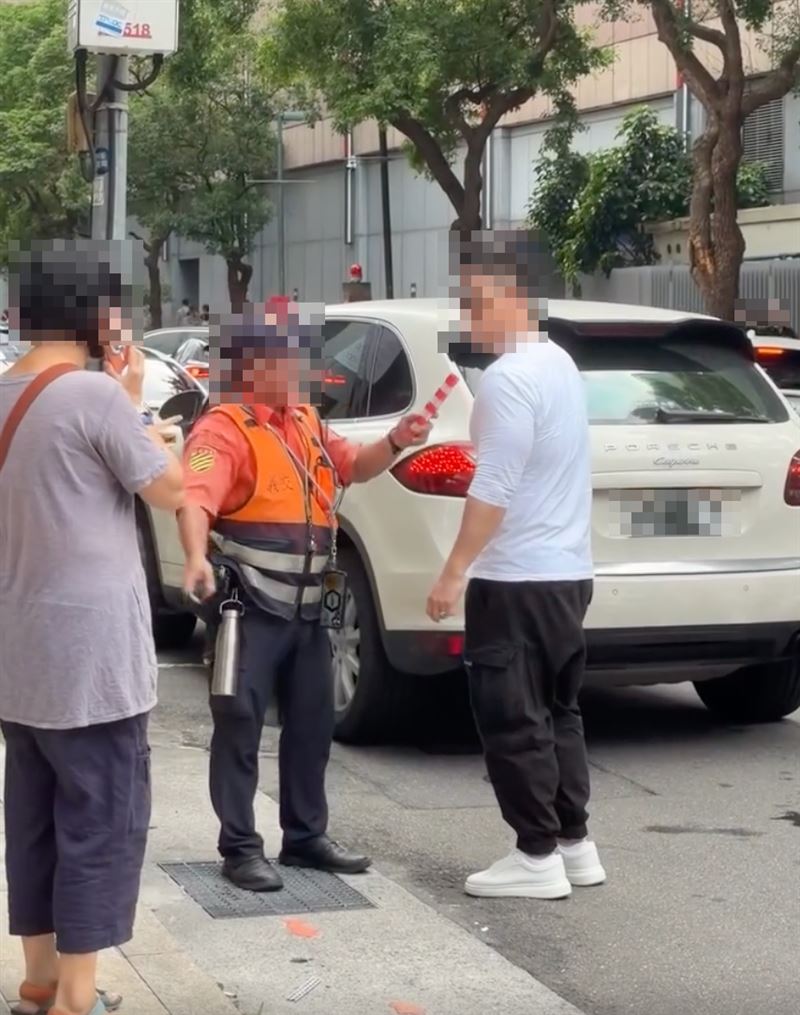 義交指控遭到男子衝撞,男子則反控義交大力敲其車窗。(圖/翻攝自threads@l7kiipy__)