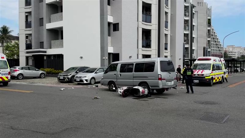 台東市區一輛機車對撞廂型車,騎士命危送醫搶救。(圖/翻攝畫面)