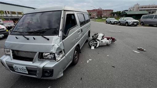 新／機車對撞廂型車　騎士噴飛OHCA搶救中