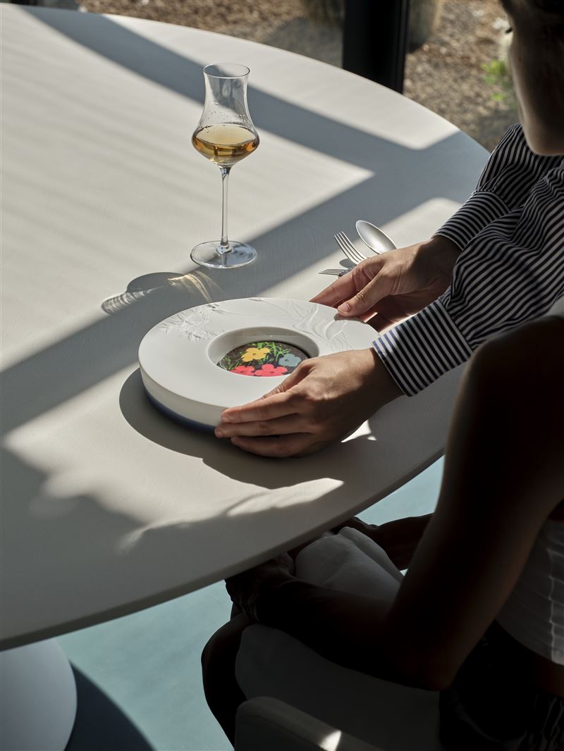 「漫遊山海 ALTITUDE」義饗雙廚星宴,Michele De Blasio主廚的創意甜品「POP FLOWERS」,將童年的香甜記憶透過普普藝術繽紛詮釋。以米香脆片與苦艾酒解構坎帕尼亞充滿懷舊風情的Pizza di Gallette甜點,將熟悉滋味以令人驚艷的當代風格新穎呈現。(圖/飯店旅宿業者提供)