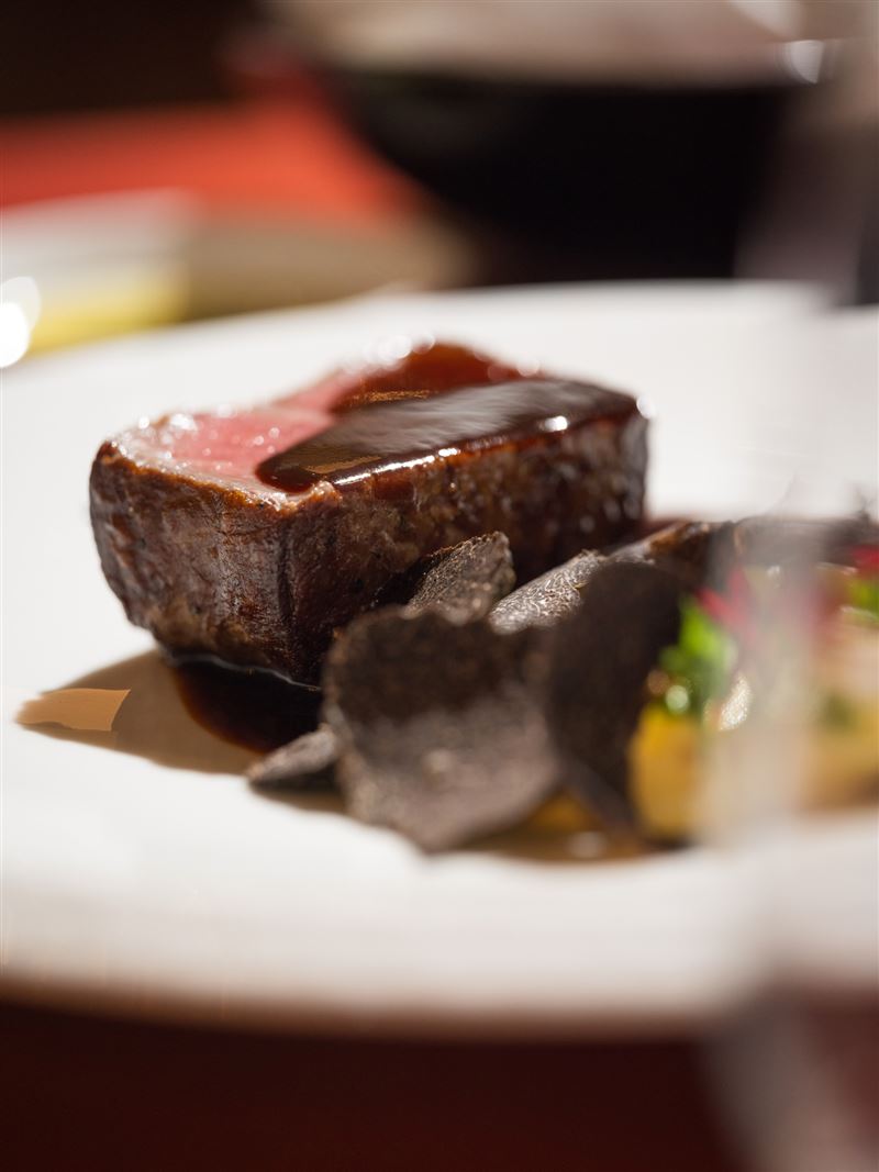 「漫遊山海ALTITUDE」義饗雙廚星宴,Mario Quarta主廚匠心呈獻主菜「WAGYU FILLET & TRUFFLE」,嚴選日本和牛菲力香煎至金黃並封存鮮美肉汁,搭配紅酒牛肉醬汁與現刨黑松露的奢華香氣,恣賞華麗廚藝交匯的極致饗宴。(圖/飯店旅宿業者提供)