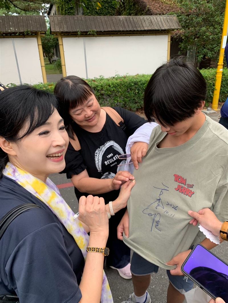 方季惟巧遇國中小粉絲,親切為對方簽名。(圖/尚時代文創娛樂提供)