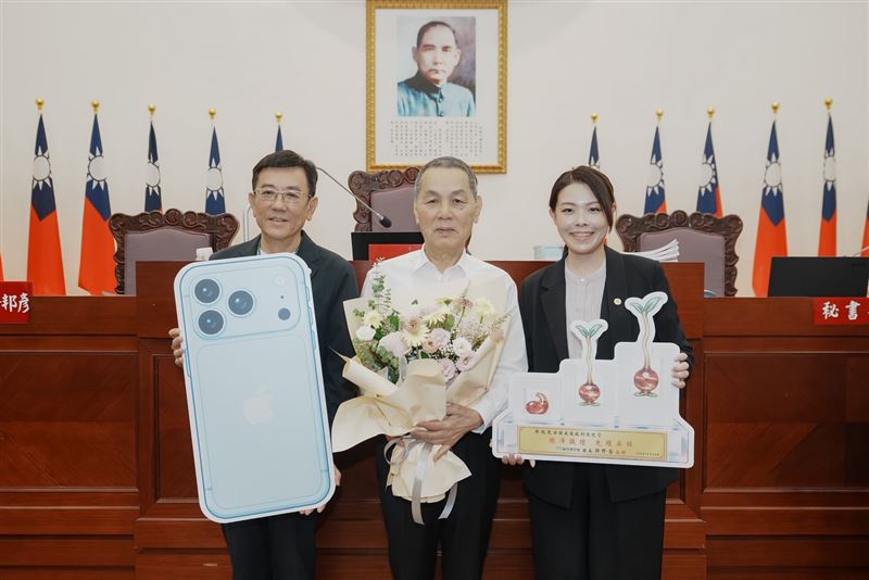 新竹市前議長、連任11屆市議員鄭成光告別政壇。（圖／新竹市議會提供）