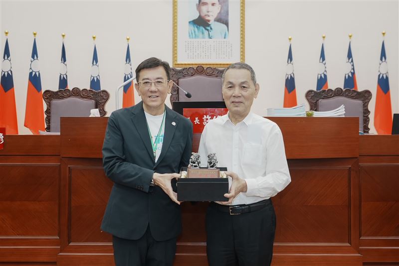 議長許修睿頒贈新竹市議會前兩隻石獅子造型的紀念品給前議長鄭成光。（圖／新竹市議會提供）