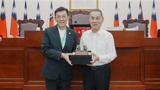 縱橫政壇44年！竹市「11連霸」前議長退休