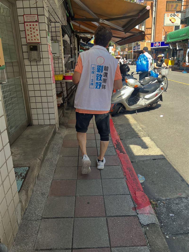 劉致妤曬出劉尚謙背影照。(圖/翻攝自劉致妤臉書)