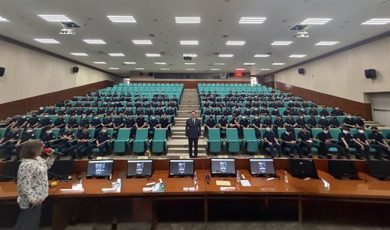金士懿博士於警專國際會議廳演講後,與全場警校學生熱情大合照。(圖/金士懿提供)