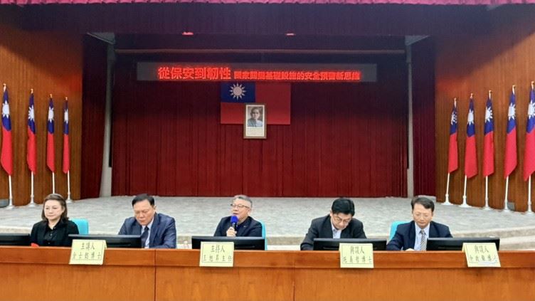 德明財經科技大學林儀博士(左一)、中興大學日韓總合研究中心金士懿博士(左二)、保安科主任王旭昇博士、海洋保育署副署長施義哲博士(右二)、成功大學余政龍博士(右一) 。(圖/金士懿提供)