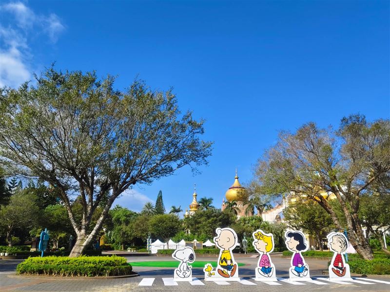 六福村10月以「墓碑鎮10週年」與「SNOOPY萬聖祭」雙主題迎接萬聖節,延續台灣指標性萬聖節活動熱潮,可望為第四季營運增添動能。(圖/六福旅遊集團提供)