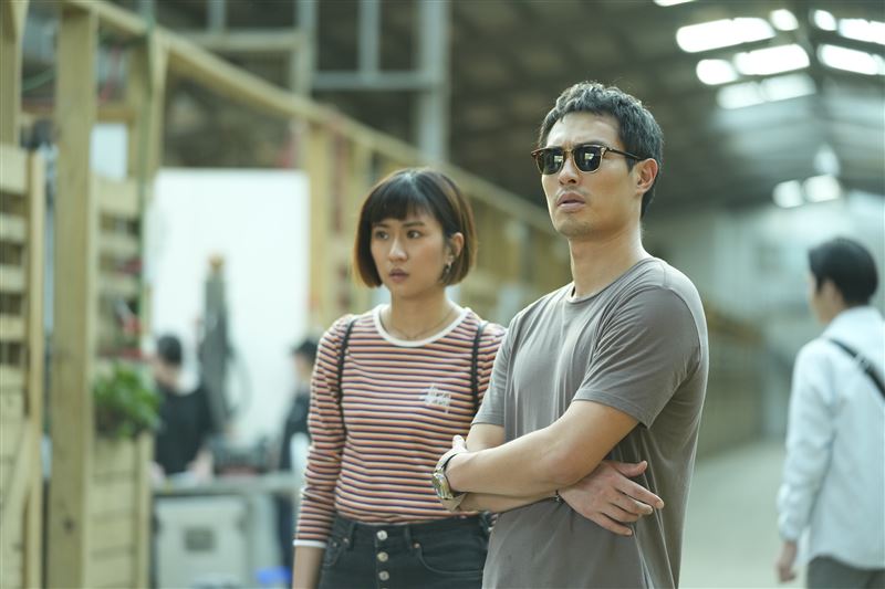 周厚安委託由楊祐寧飾演的王牌音樂製作人為他打造電影主題曲。(圖/壹壹影業提供)