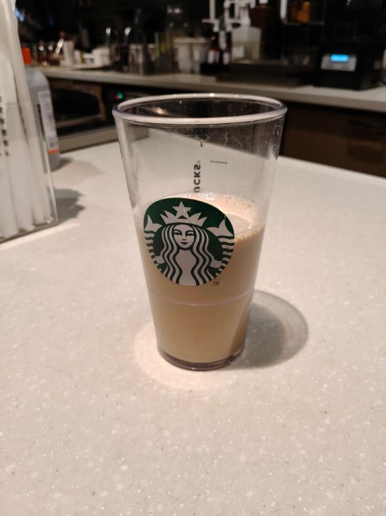 網友在新制上路第一天,購買特大杯冰飲去冰不補,特意拍下還沒從取餐檯拿起的「第一手畫面」。(圖/Threads @orion_huang1227授權提供)