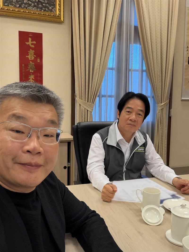 中華職棒會長蔡其昌在臉書曬出與資深統一獅球迷賴清德的合照，並發文詢問「大家需要會長說些什麼嗎？」（圖／翻攝自蔡其昌臉書）