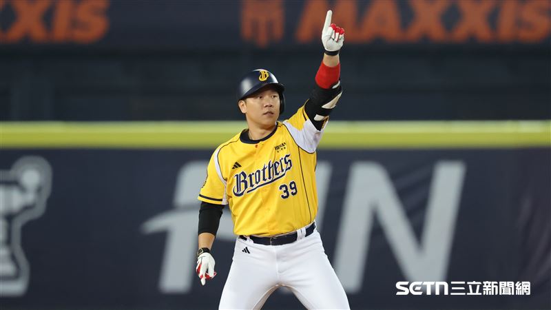 中職37年季後挑戰賽G4，中信兄弟左外野手詹子賢敲出二壘安打。（圖／記者劉彥池攝影）