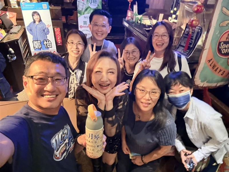 鄭怡破戒大啖麻辣宵夜。（圖／藍色狂想提供）