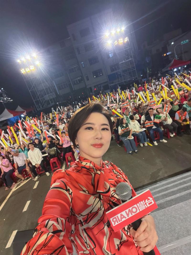 三立政論節目《台灣ON AIR》前進南投戶外開講,現場民眾大讚主持人許貴雅漂亮。(圖/翻攝自許貴雅臉書)