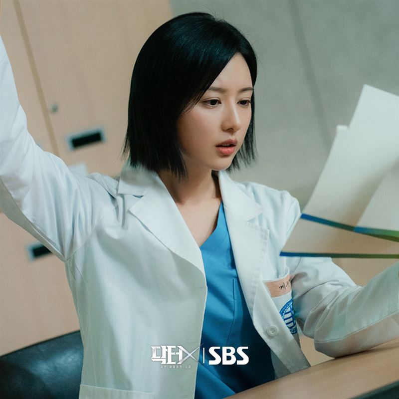 金智媛主演的新劇《Doctor X:白色黑手黨時代》。(圖/翻攝自IG @sbsdrama.official)