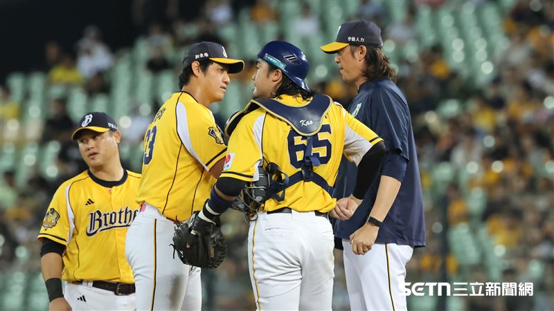 中職37年季後挑戰賽G4，中信兄弟投手教練王建民上場換下先發投手鄭浩均。（圖／記者劉彥池攝影）