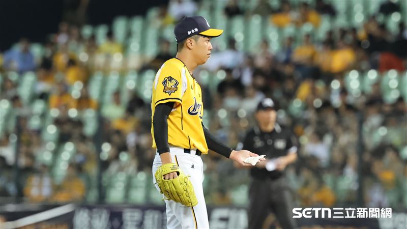 中職37年季後挑戰賽G4，中信兄弟換上第2任投手呂彥青。（圖／記者劉彥池攝影）